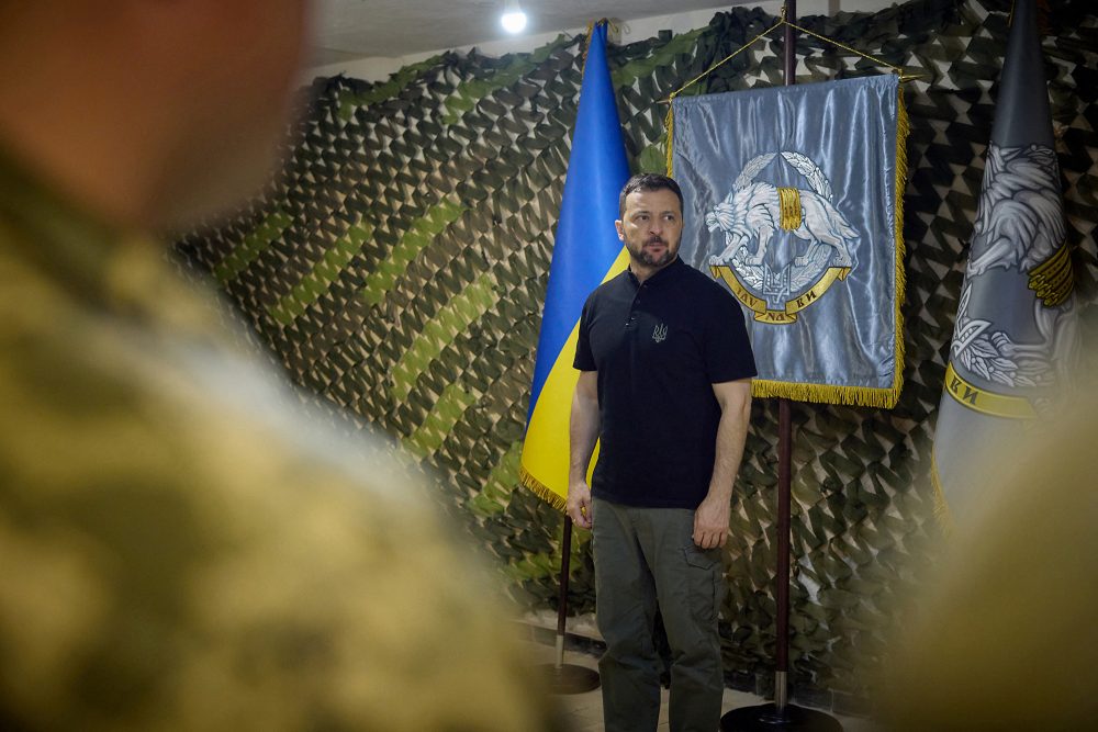 Wolodymyr Selenskyj besucht einen Kommandopunkt der Armee in der Nähe der umkämpften Kleinstadt Wowtschansk im Gebiet Charkiw