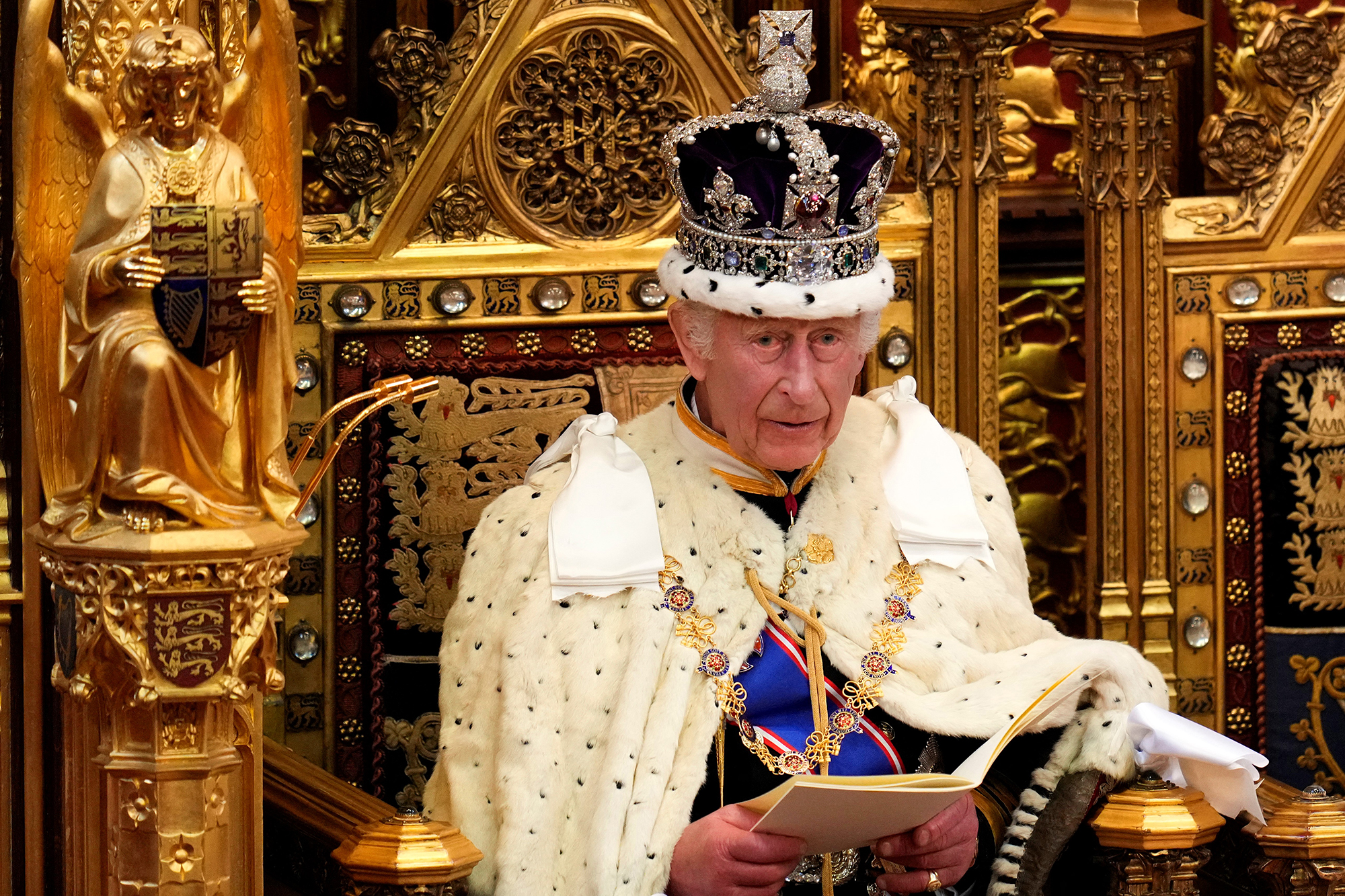 Der britische König Charles trägt die Reichskrone und die Staatsrobe und verliest dabei die Königsrede vom Thron des Souveräns im Oberhaus während der Parlamentseröffnung in London