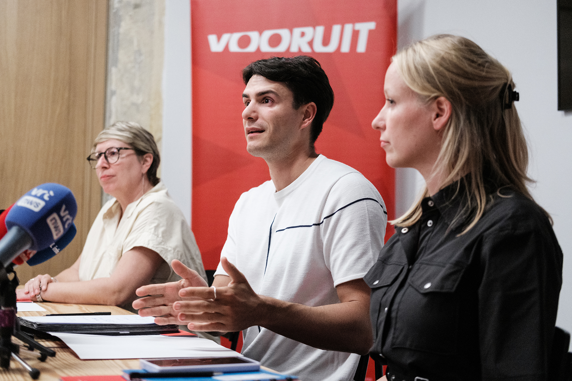 Caroline Gennez, Conner Rousseau und Melissa Depraetere von Vooruit bei einer Pressekonferenz zum Stand der Verhandlungen zur Bildung einer neuen Regierung