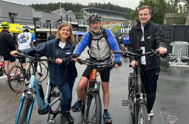 Katrin Margraff, Rolf Peters und Robin Emonts sehen sich die Rennstrecke von Spa-Francorchamps auf dem Fahrrad an