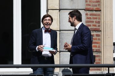 Elio Di Rupo von der PS und der neue wallonische Ministerpräsident Adrien Dolimont von MR am Sitz des wallonischen Ministerpräsidenten in Namur