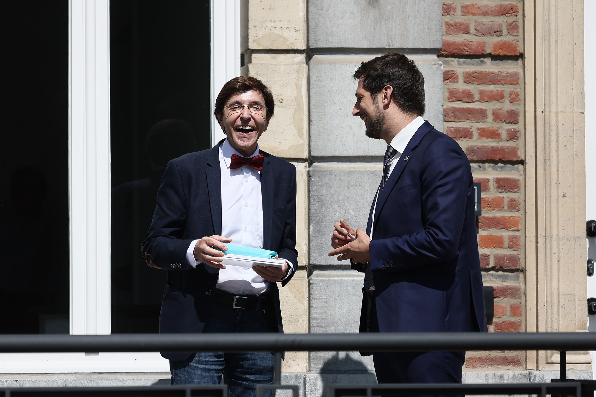 Elio Di Rupo von der PS und der neue wallonische Ministerpräsident Adrien Dolimont von MR am Sitz des wallonischen Ministerpräsidenten in Namur