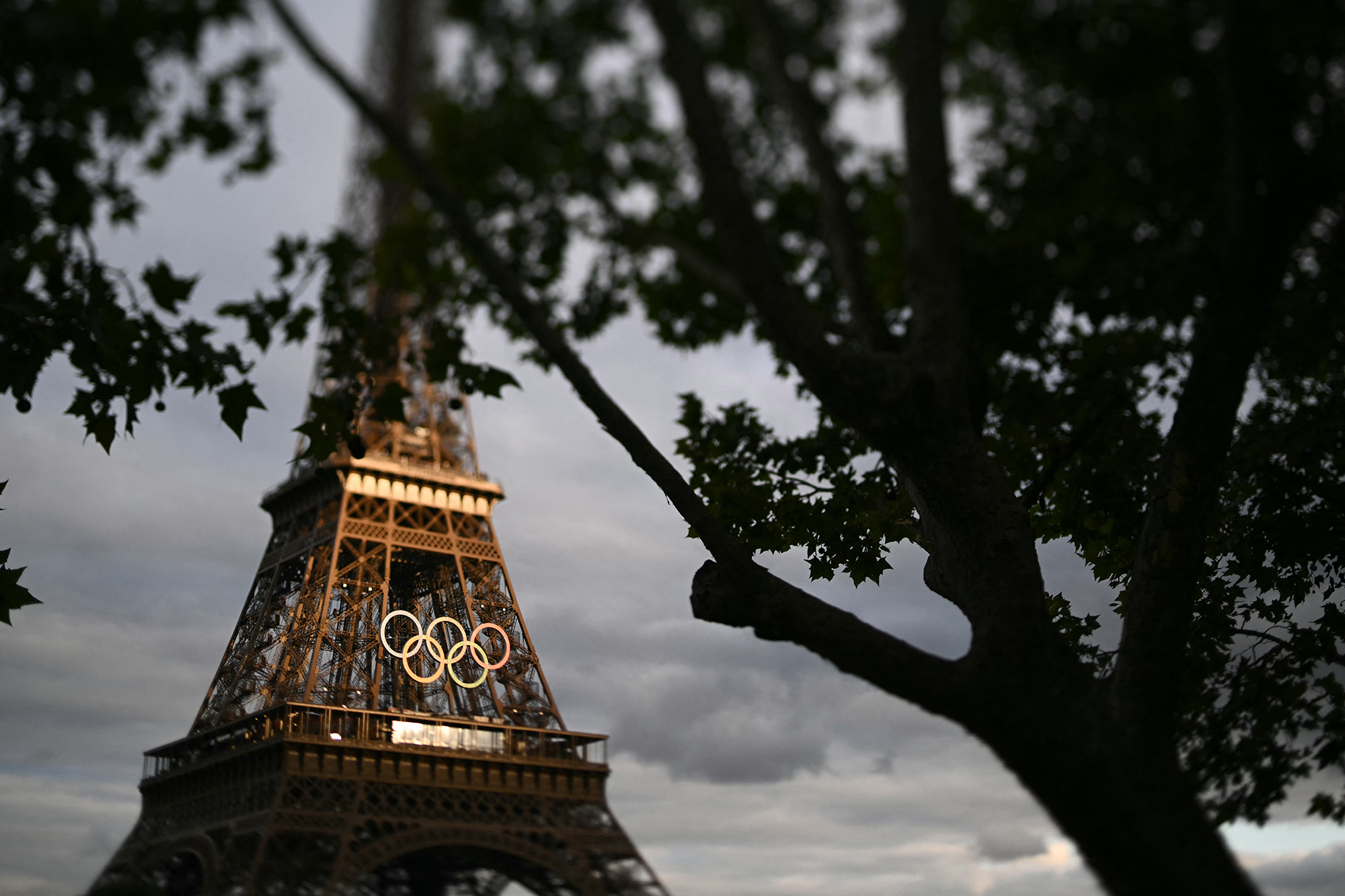 Der Pariser Eiffel-Turm mit den olympischen Ringen