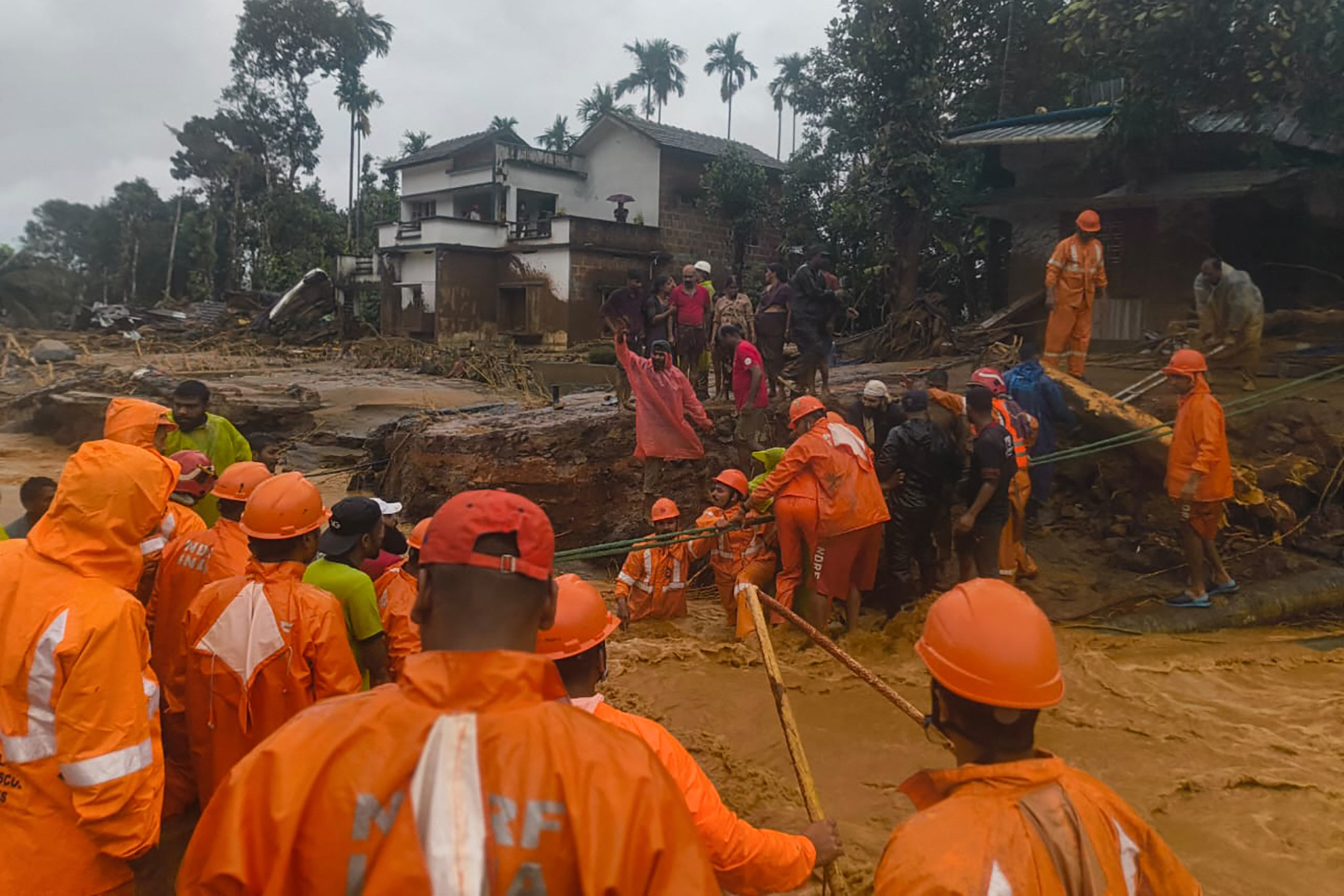 Mitarbeiter der National Disaster Response Force (NDRF) bergen Menschen aus den Schlammmassen