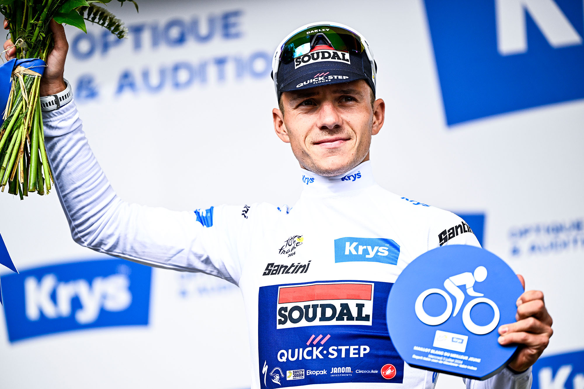 Remco Evenepoel auf dem Podium nach seinem Sieg im Einzelzeitfahren auf der siebten Tour-Etapp