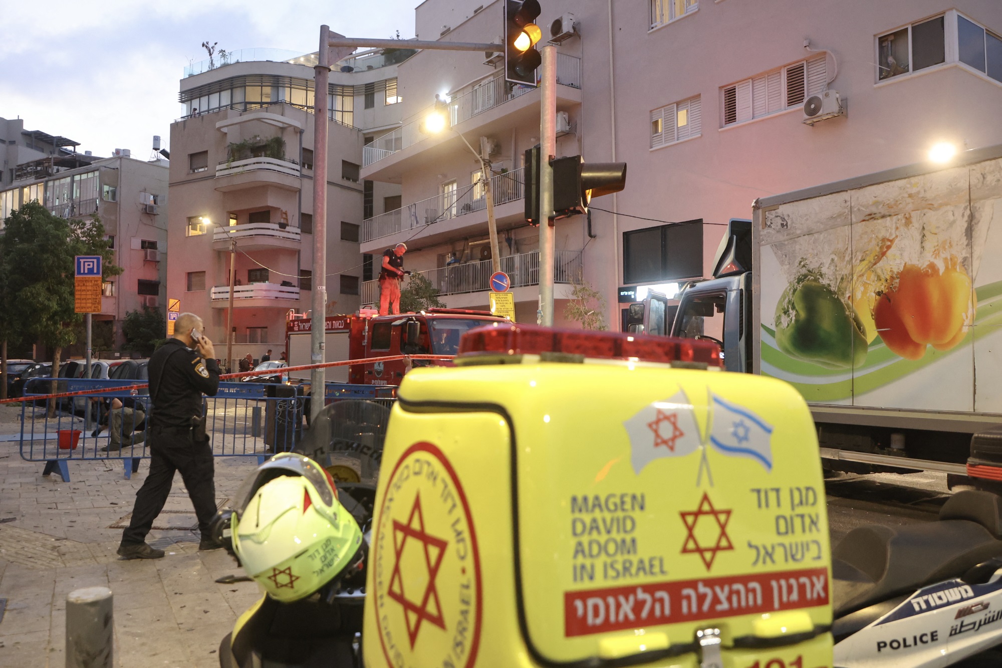 Israelische Sicherheitskräfte am Ort der Explosion in Tel Aviv