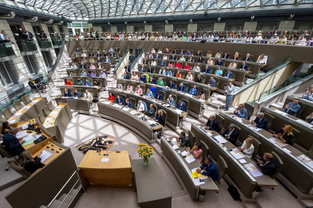 Vereidigung zu Beginn der konstituierenden Plenarsitzung des Flämischen Parlaments in Brüssel