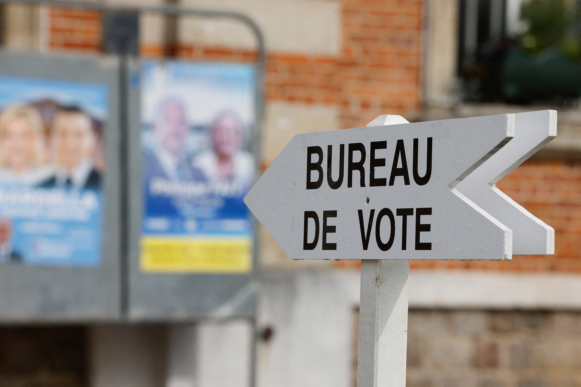 Schild zu einem Wahlbüro in Etaples