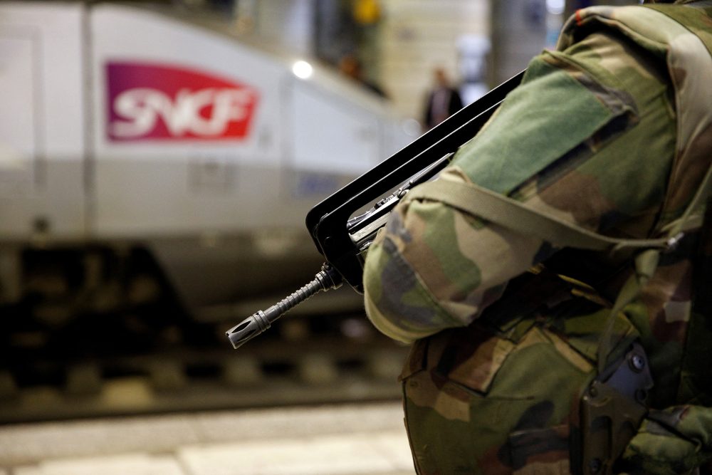 Französischer Soldat an Pariser Bahnhof