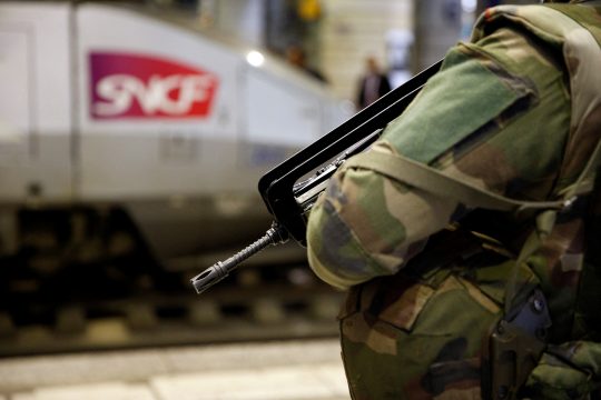Französischer Soldat an Pariser Bahnhof