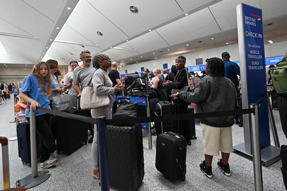 Warteschlange am Flughafen London Gatwick