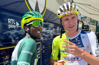 Biniam Girmay und Laurenz Rex vor dem Start der 20. Etappe der Tour de France in Nizza