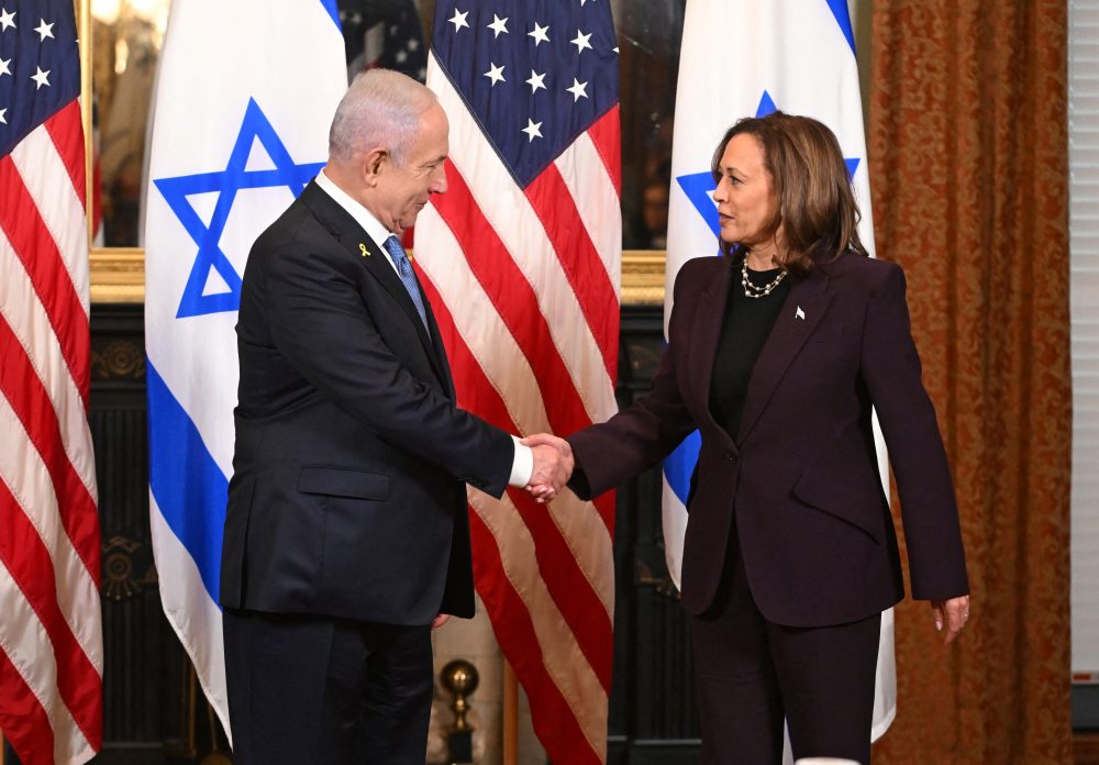 Benjamin Netanjahu und Kamala Harris (Bild: Roberto SchmidtAFP)