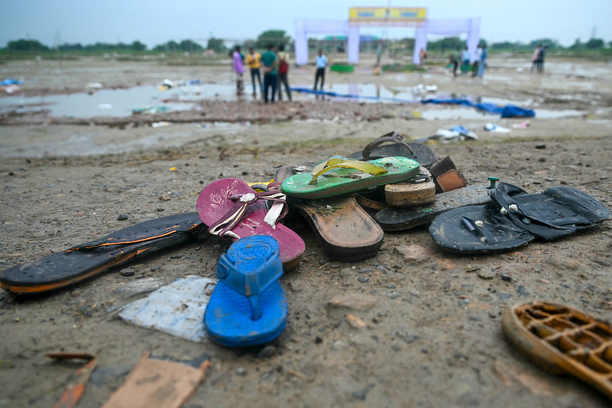 Schuhe an dem Ort, an dem eine Massenpanik mehr als 100 Menschen tötete