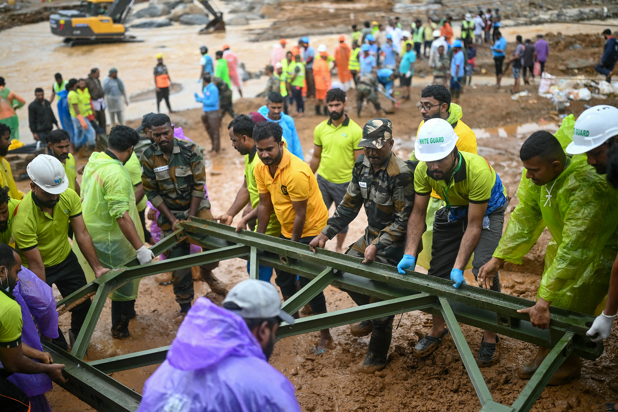 Retter suchen im Katastrophengebiet im Bundesstaat Kerala nach Opfern und Überlebenden