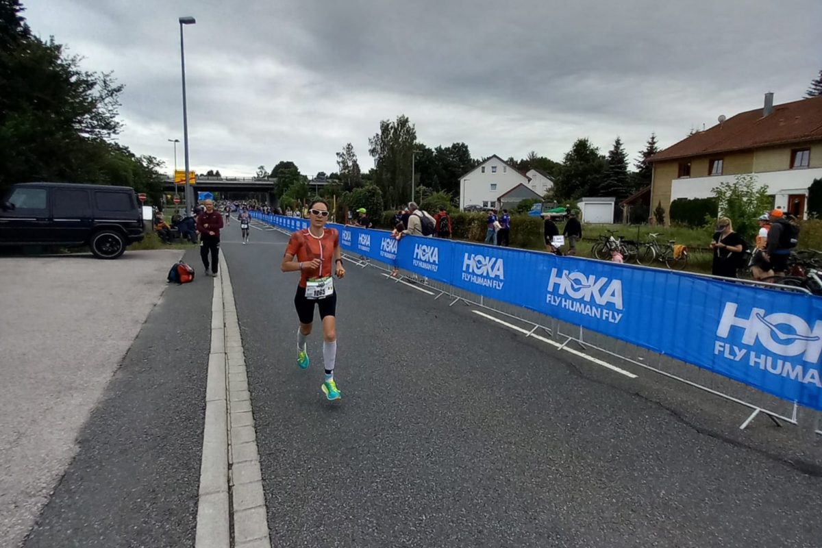 Jana Backes auf der Laufstrecke beim Triathlon in Roth