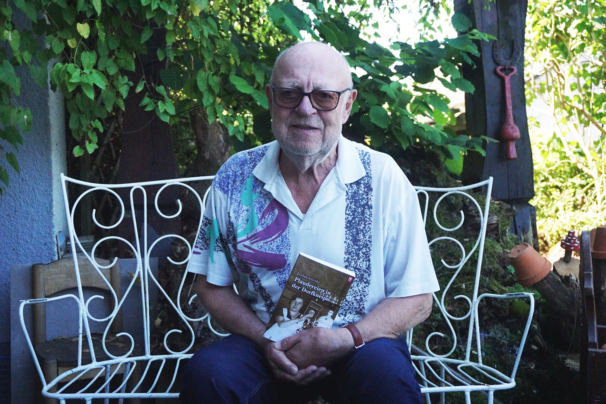 Joachim Schröder mit seinem Buch "Plaudereien in der Dorfkneipe"