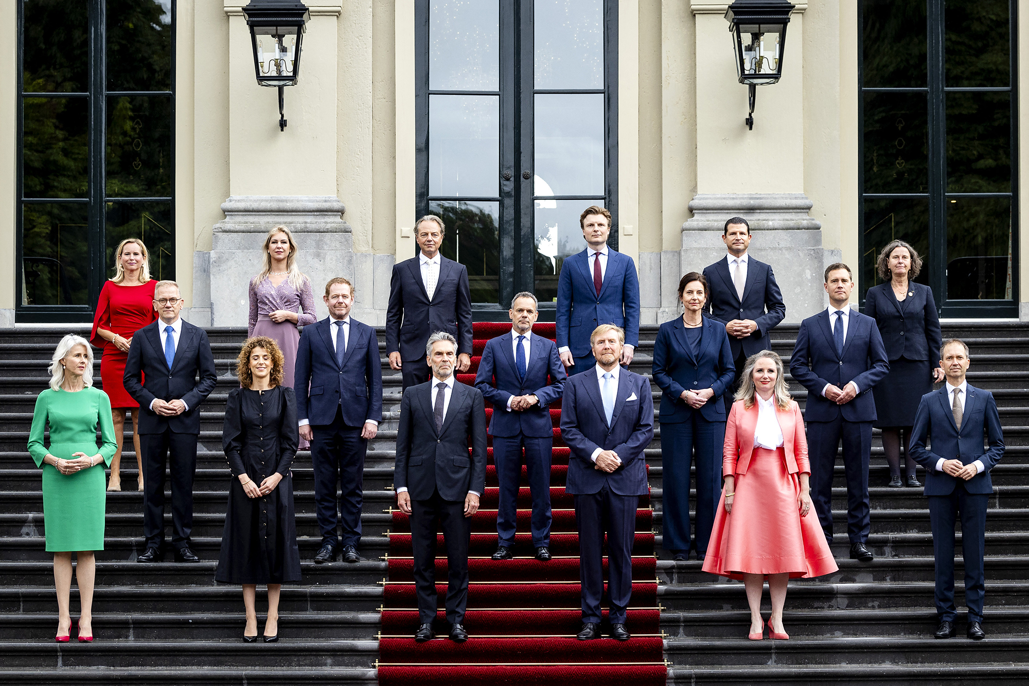 König Willem-Alexander der Niederlande und der neue Ministerpräsident Dick Schoof zusammen mit den neuen Ministern nach der Vereidigung auf den Stufen des Huis ten Bosch Palastes in Den Haag