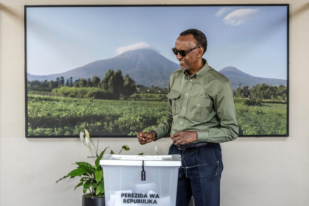 Ruandas Präsident Paul Kagame bei seiner Stimmabgabe in Kigali