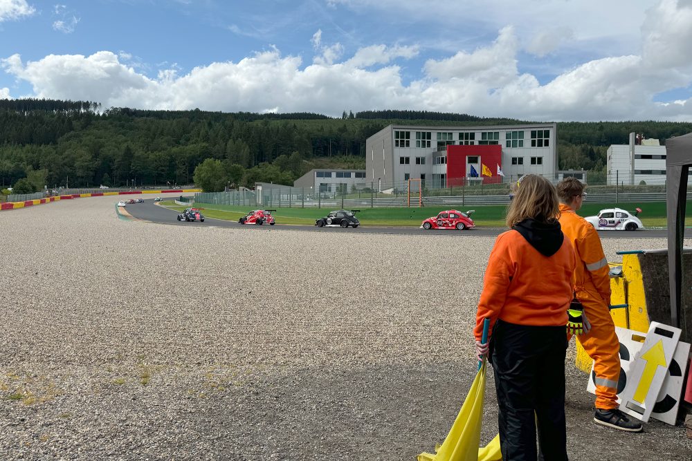 Katrin Margraff versucht sich als Streckenposten-Praktikantin in Spa-Francorchamps