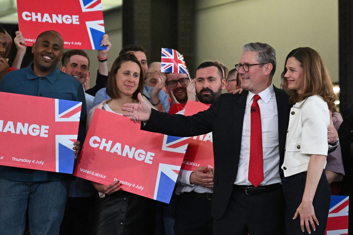 Keir Starmer mit seiner Frau Victoria und Unterstützern