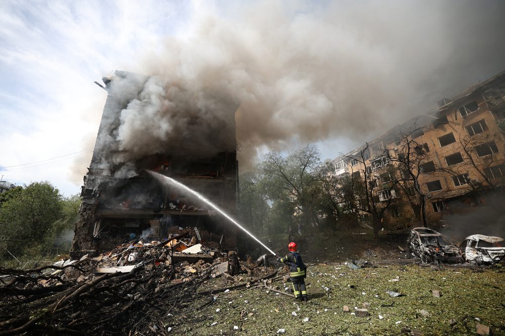 Ein ukrainischer Feuerwehrmann löscht einen Brand in einem Wohnhaus nach einem Raketenangriff in Kiew