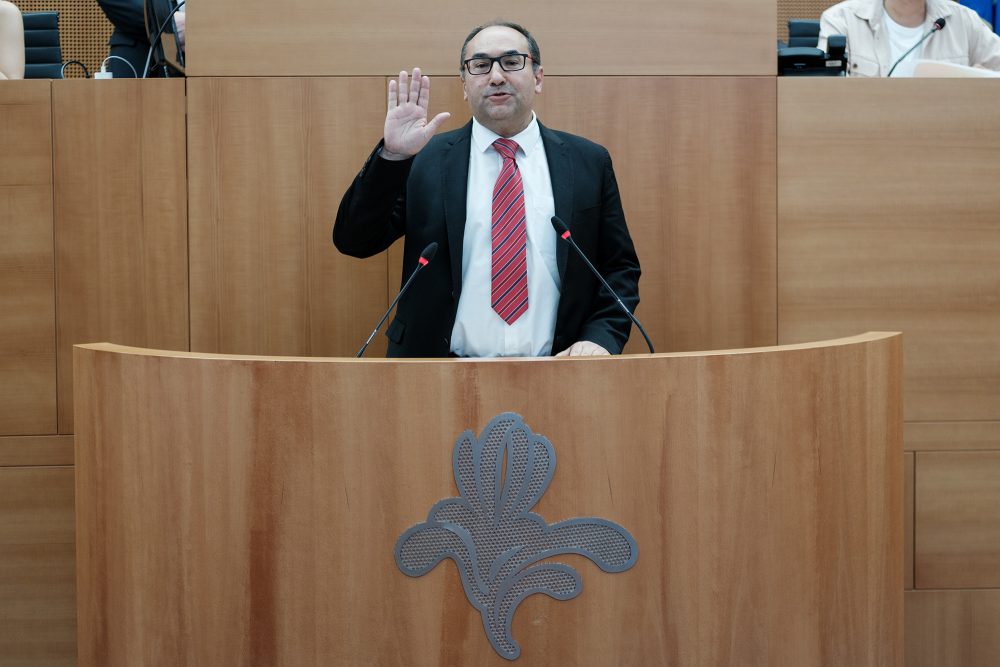 Ahmed Laaouej leistet den Eid im Brüsseler Regionalparlament