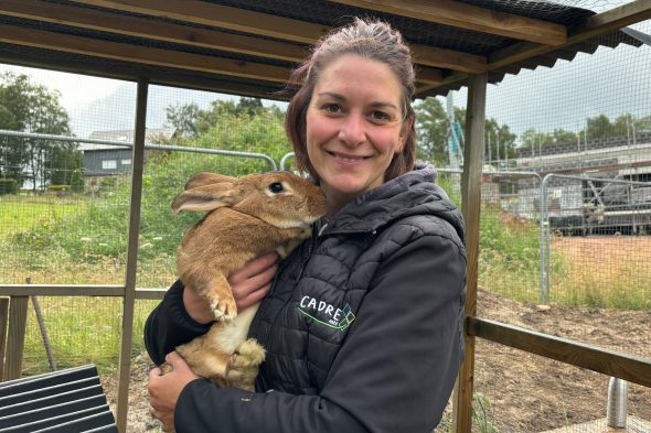 Erzieherin Marie mit einem der Kaninchen