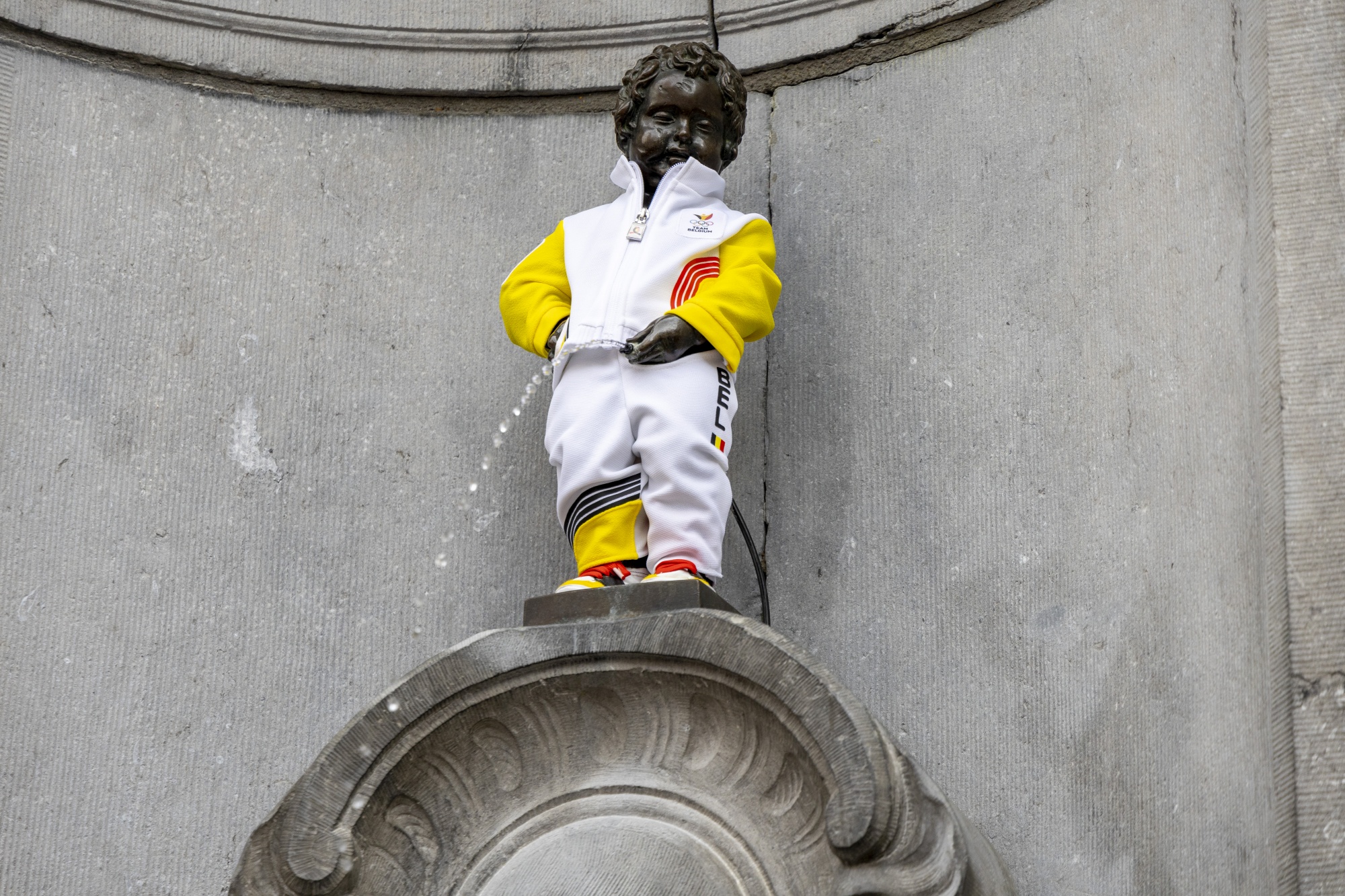 Manneken Pis im belgischen Olympia-Dress (Bild: Nicolas Maeterlinck/belga)