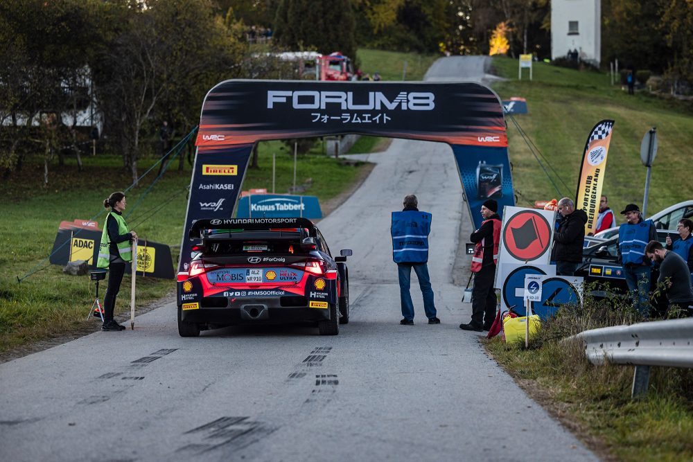 Freiwillige Helfer am Start einer Wertunsprüfung in der Rallye-WM