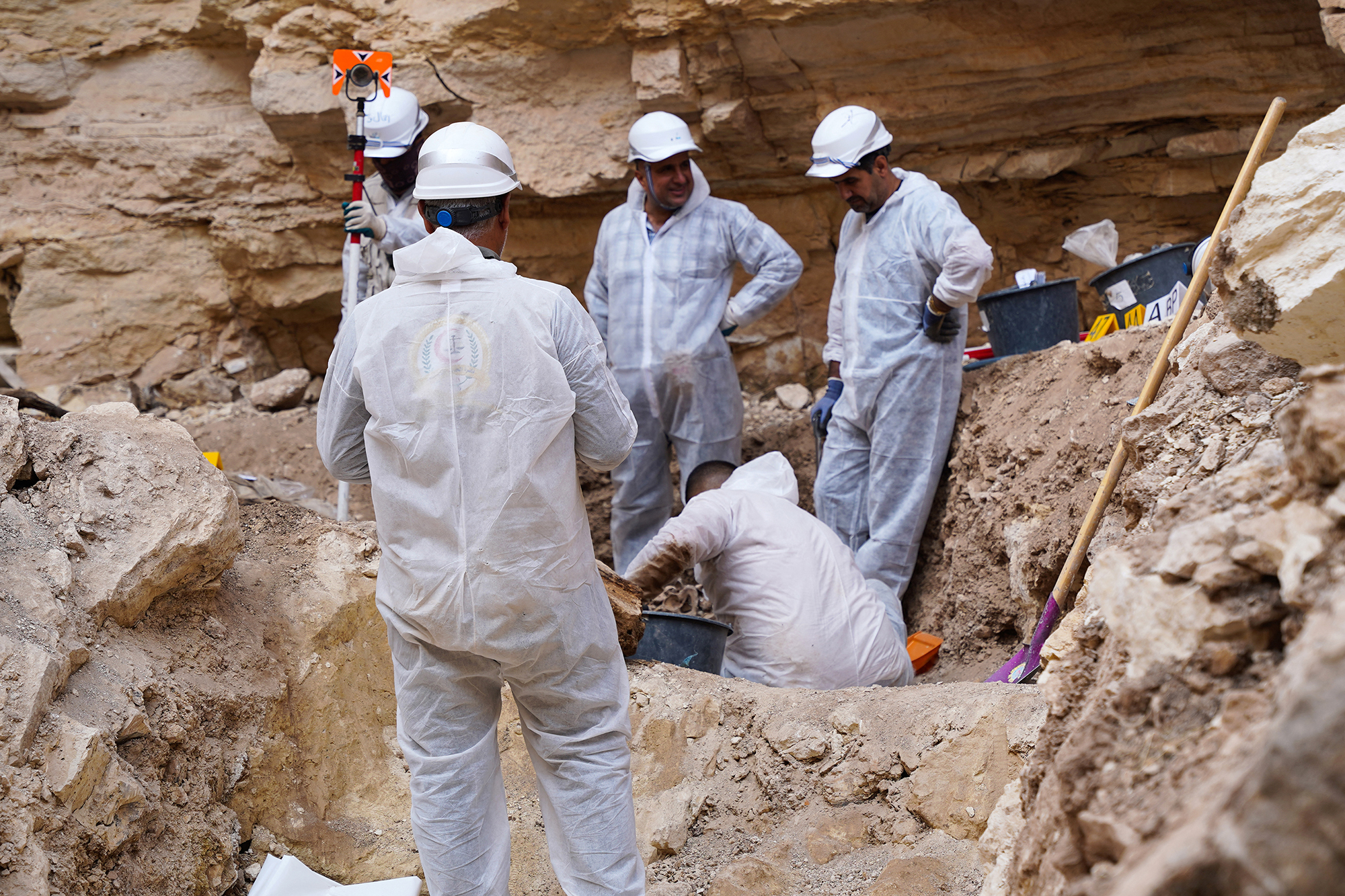 Experten graben, um die Leichen von Opfern aus dem Alo-Antar-Loch zu bergen, einer natürlichen Grube, die von den Dschihadisten der Gruppe Islamischer Staat (IS) in ein Massengrab verwandelt wurde, in Tal Afar, etwa 70 Kilometer westlich der Stadt Mosul im Nordirak