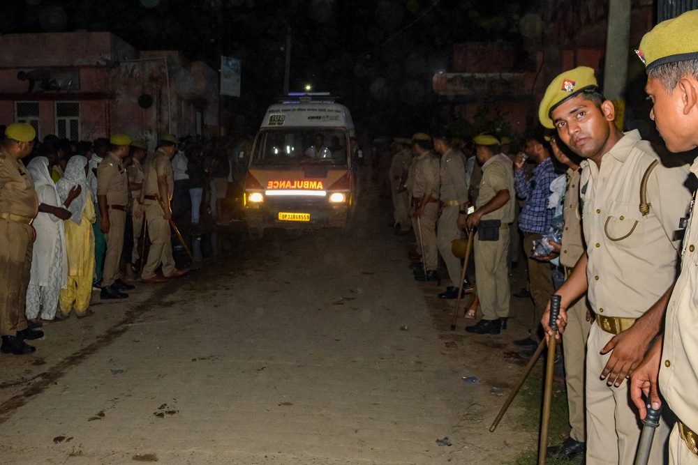 Ein Krankenwagen am Ort der Massenpanik in Hathras im indischen Bundesstaat Uttar Pradesh