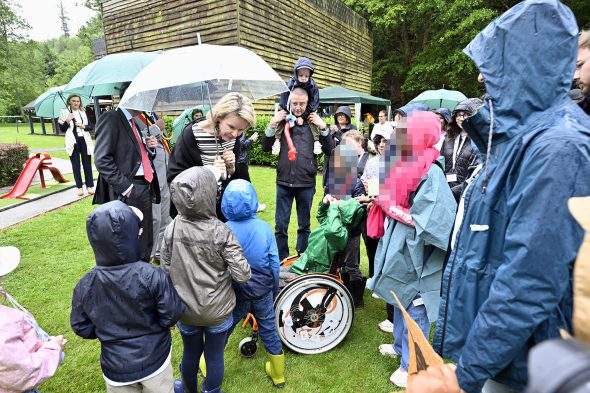 Königin Mathilde bei ihrem Besuch im Camp Tournesol in Arimont bei Malmedy