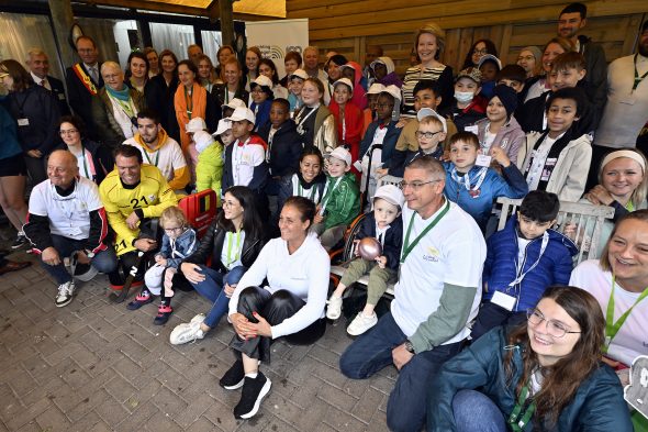 Königin Mathilde bei ihrem Besuch im Camp Tournesol in Arimont bei Malmedy