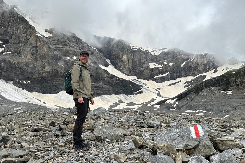 Max Schanz vor einem Bergpanorama