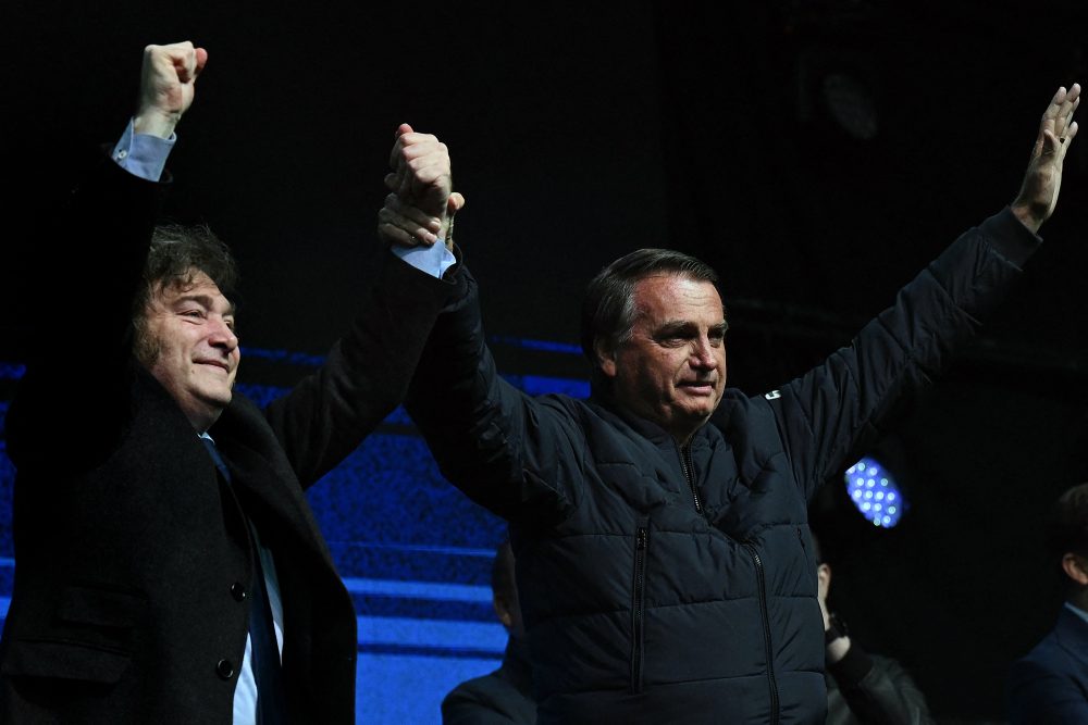 Der ehemalige brasilianische Präsident Jair Bolsonaro und der argentinische Präsident Javier Milei winken während der CPAC-Konferenz in der brasilianischen Stadt Camboriu