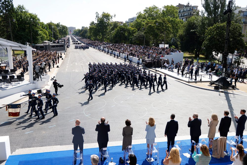 Französische Fähnriche der Militärschule von Coetquidan marschieren während der Militärparade zum französischen Nationalfeiertag auf der Avenue Foch in Paris