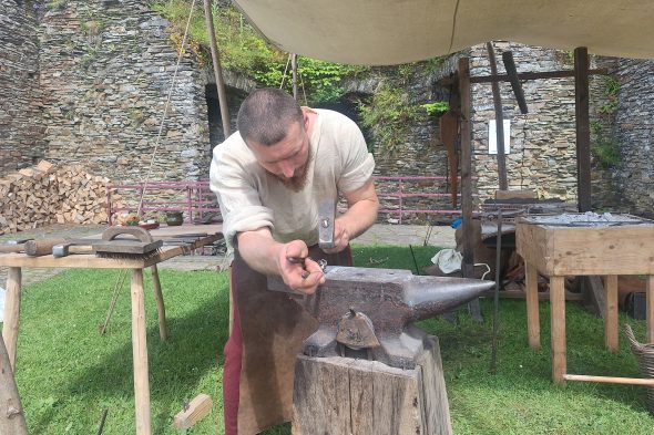 Mittelalterfest in der Burg Reuland: Der Schmied bei der Arbeit