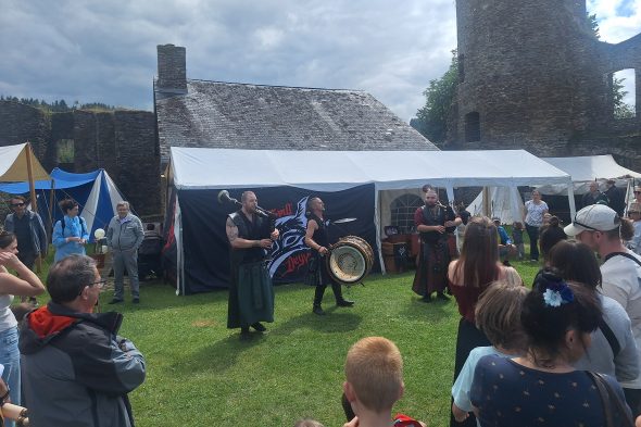 Mittelalterfest in der Burg Reuland: Auftritt der Mittelalterband Spilldeyvel