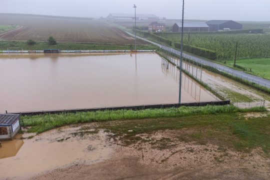 Überschwemmter Fußballplatz in Moelingen