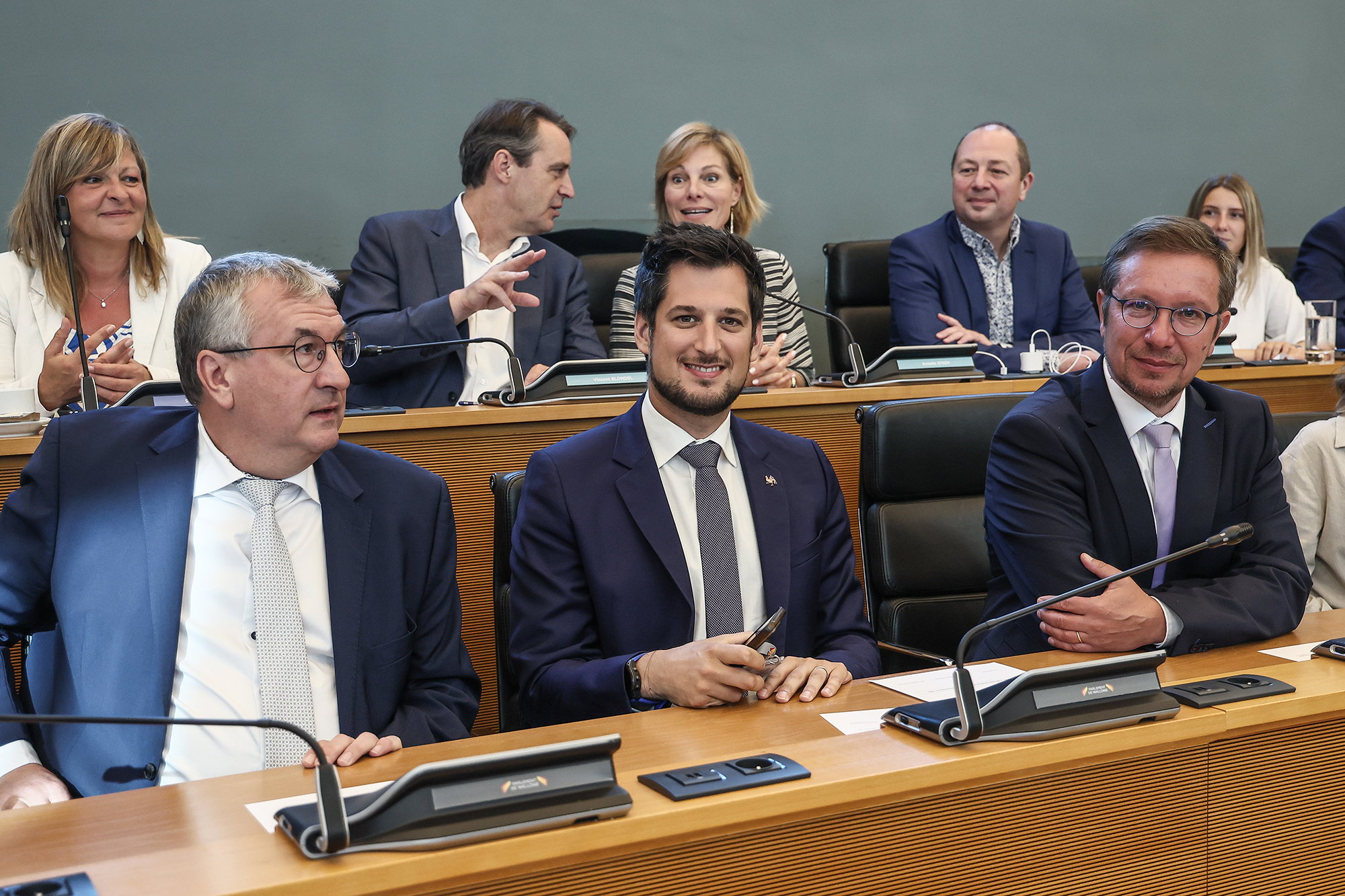 Vize-Ministerpräsident Pierre-Yves Jeholet, Ministerpräsident Adrien Dolimont und Vize-Ministerpräsident Francois Desquennes im wallonischen Regionalparlament in Namur