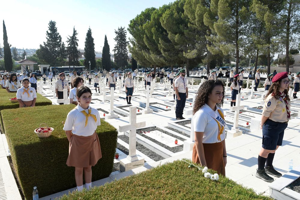 Gedenkzeremonie auf einem Soldatenfriedhof in Nikosia