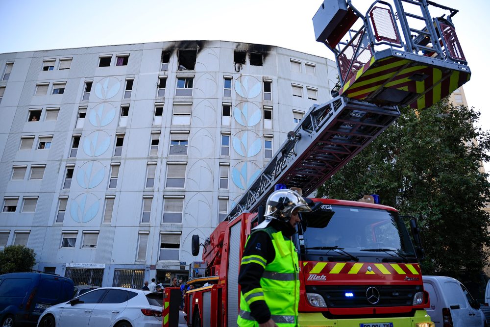 Feuerwehr vor dem betroffenen Hochhaus in Nizza