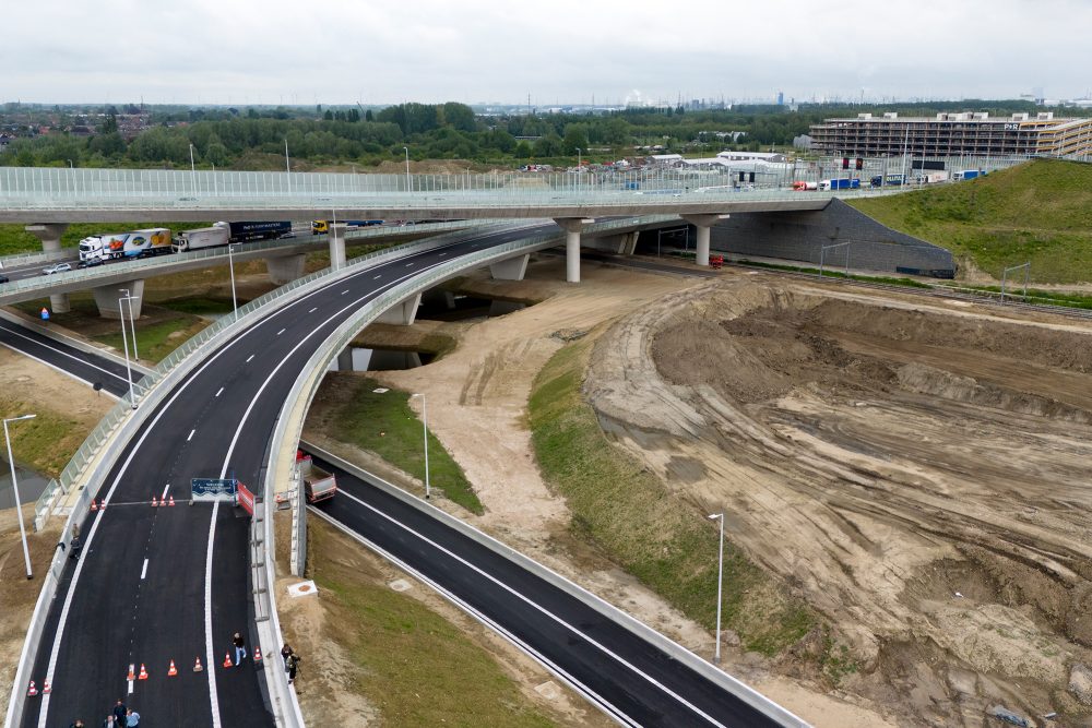 Abschluss der Bauarbeiten eines Teilstücks für die Oosterweel-Verbindung in Antwerpen am 8. Mai