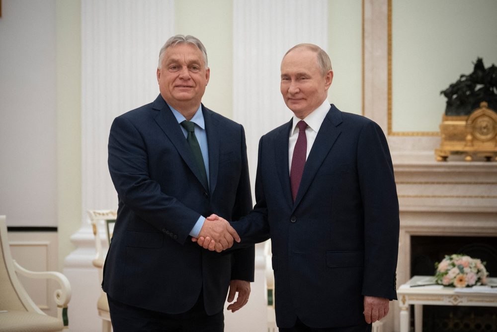 Ungarns Ministerpräsident Orban und Russlands Präsident Putin schütteln sich die Hand