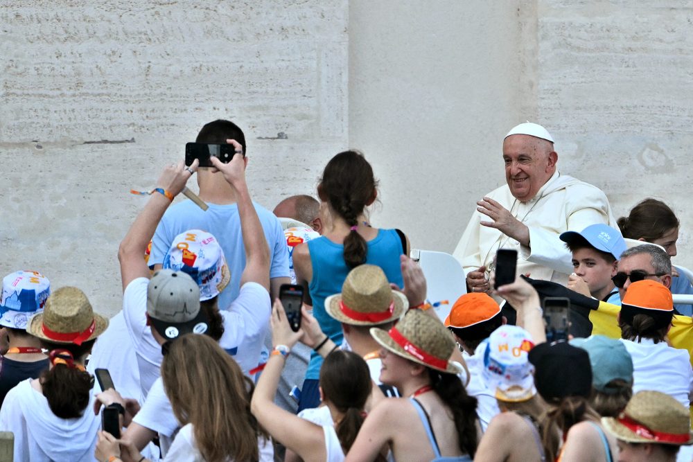 Papst Franziskus begrüßt die Ministranten auf dem Petersplatz