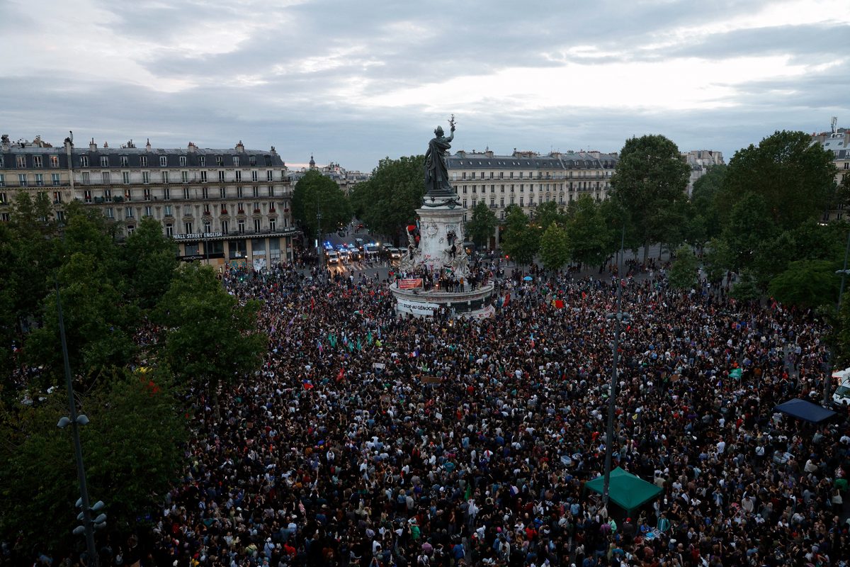 Tausende Menschen versammeln sich am Wahlabend auf dem Place de la République in Paris