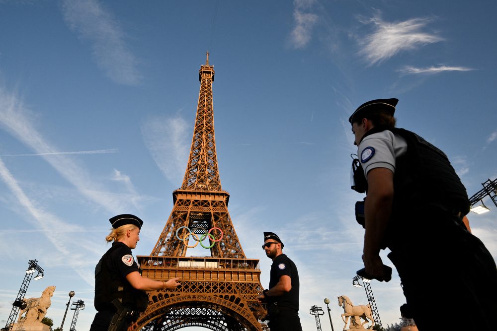 Französische Polizisten vor dem Eiffel-Turm in Paris