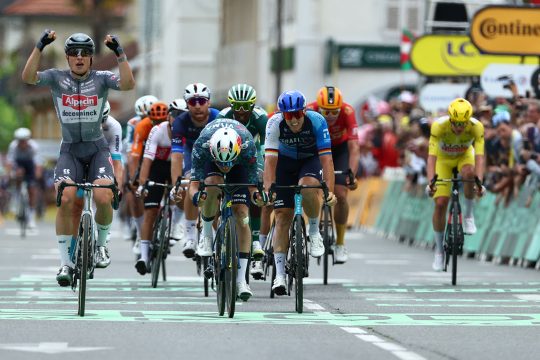 Jasper Philipsen gewinnt die 13. Etappe der Tour de France