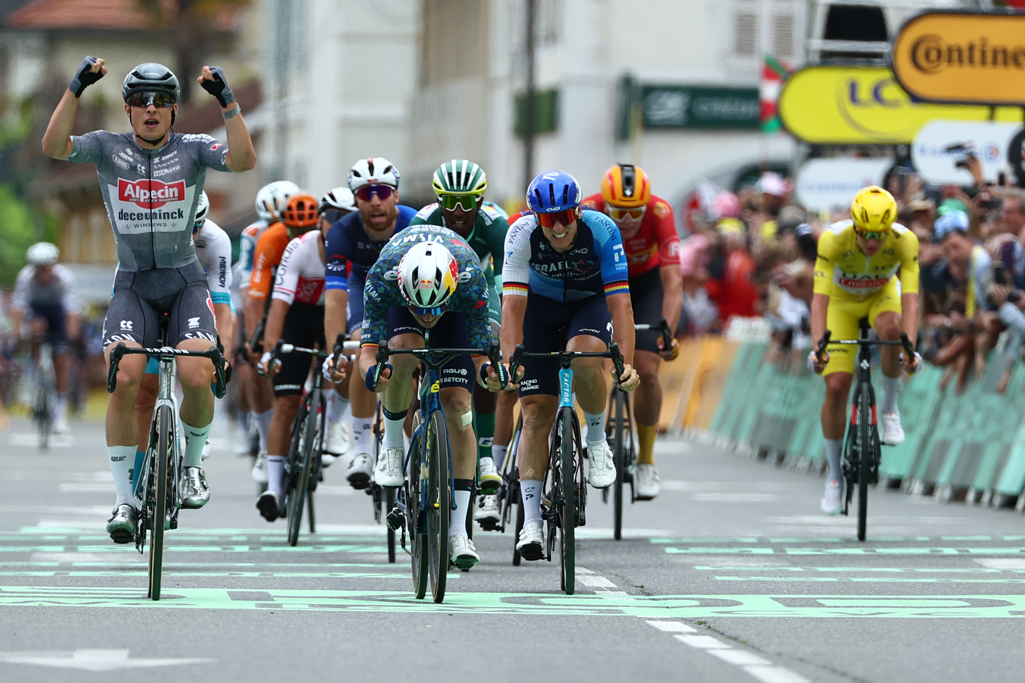 Jasper Philipsen gewinnt die 13. Etappe der Tour de France